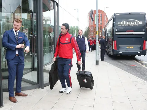 XONG! Arsenal chốt đội hình đấu Man Utd: Ozil đã biết thân, biết phận