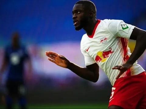 XONG! Không vòng vo, Bayern ngang nhiên 'hút máu' kình địch