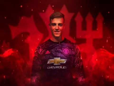 XONG! Man United chiêu mộ thành công "Petr Cech mới"