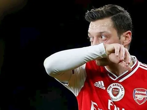 XONG! Ozil 'phát cẩu lương' lộ liễu, chủ tịch phá vỡ im lặng