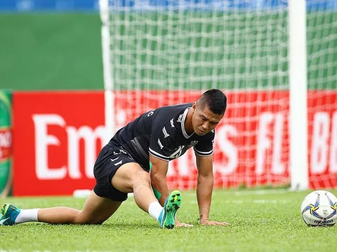 Thủ môn Bình Dương lý giải về bàn thua từ cú sút bồi của Văn Quyết