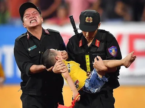 Cảnh sát Nam Định nén đau cứu CĐV nhí tại chảo lửa Thiên Trường