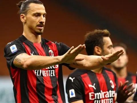 Mino Raiola phủ nhận tin Zlatan đồng ý gia hạn với Milan