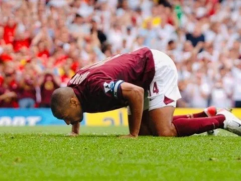 Henry: "Đó là lý do tôi hôn lên mặt cỏ Highbury"