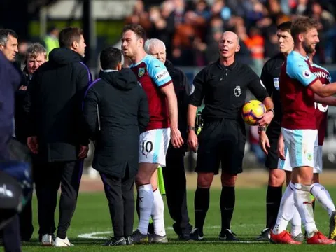 Tottenham thua đau, HLV Pochettino gây hấn với trọng tài Mike Dean