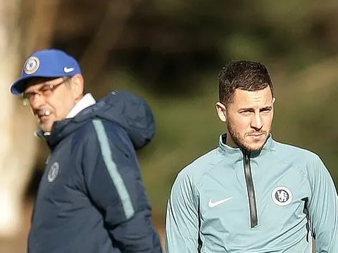 Bị Hazard làm ngơ, HLV Sarri trao đổi riêng với Higuain, Willian