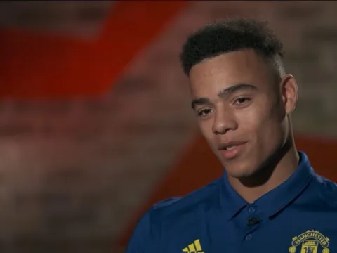 Rốt cuộc Greenwood thuận chân nào, và tại sao dùng chân phải đá pen?