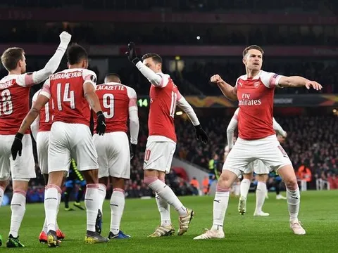 Huyền thoại Arsenal đứng về Man Utd, dự đoán 'cái kết đắng' cho Pháo thủ