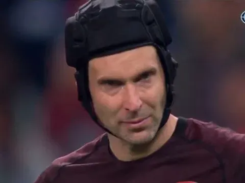 Petr Cech không cầm được nước mắt khi phải chia tay Arsenal bằng thất bại