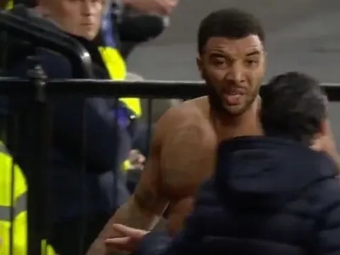 SỐC: Emery bị đội trưởng Watford chửi thẳng mặt sau khi nhận thẻ đỏ