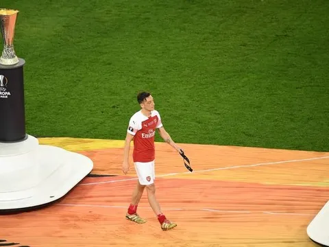 "Arsenal thua 4-1, nếu là cậu ta tôi sẽ xấu hổ và cúi gằm mặt xuống"