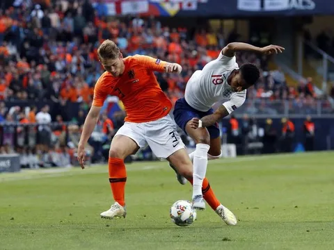 Fan Quỷ đỏ: "De Ligt khác gì Jones, Bailly đâu?"