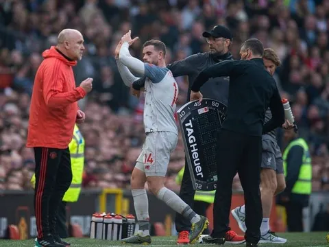 Vùng vằng khi bị thay ra, Henderson bị Klopp 'chỉnh' ngay tại chỗ