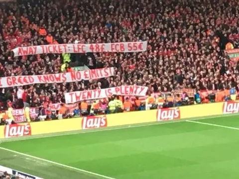 Fan Bayern khiến khán giả Anfield đồng loạt đứng dậy vỗ tay