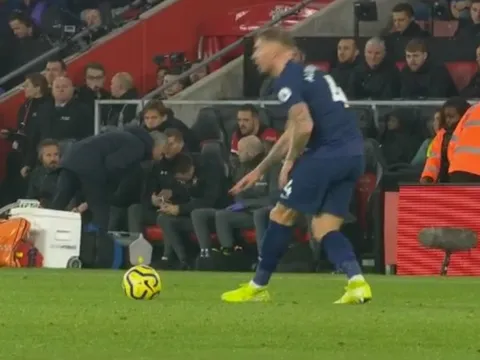 SỐC! Giở trò "bẩn", Mourinho bị Mike Dean trừng phạt ngày đầu năm