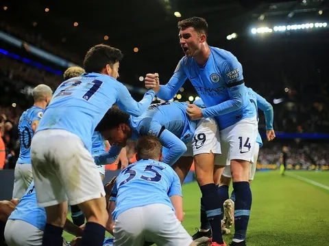 Kompany nã đại bác cháy lưới, Man City hủy hoại hy vọng vô địch của Liverpool