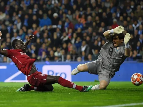 Đến "thánh" Iker cũng "bó phép" trước sức công của Liverpool