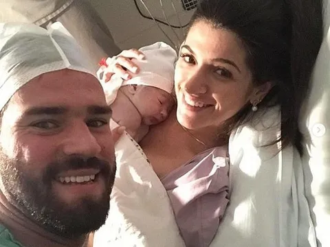 Nhà Alisson đón thêm "tin vui" sau chức vô địch Champions League