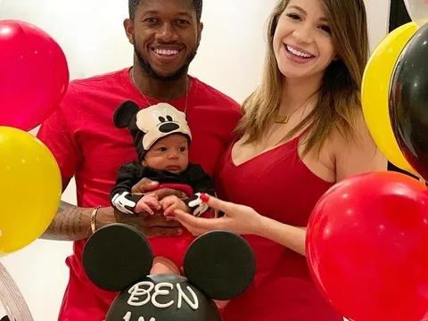 Fred sắm vai "Chuột Mickey" trong ngày đầy tháng con trai