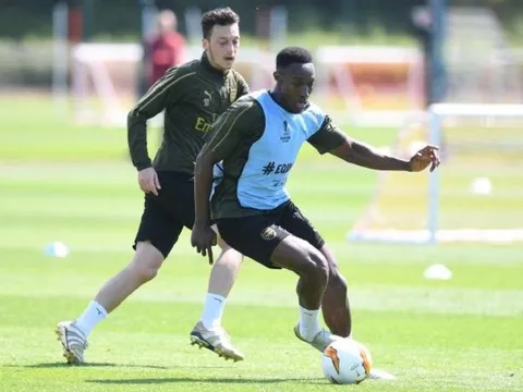 Vừa trở lại sau chấn thương, Welbeck ngay lập tức "qua mặt" Ozil