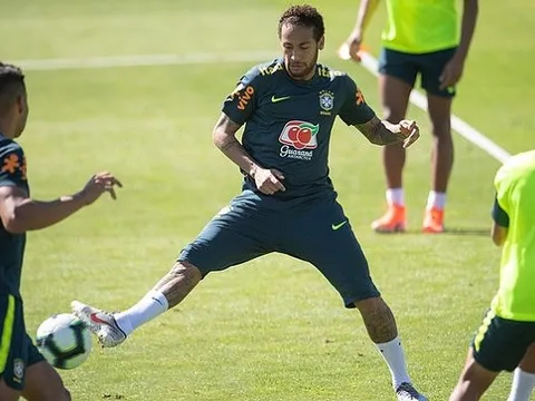 Vừa xịt thuốc tê, vừa tập luyện, Neymar khiến Tite lo sốt vó