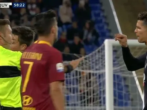 Chùm ảnh: Những lần "hành động lạ" của Cristiano Ronaldo trên sân cỏ