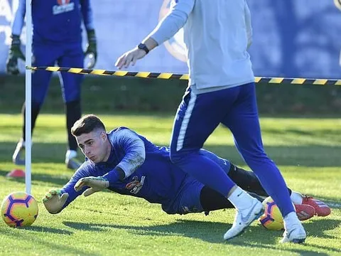 Phản ứng của Kepa khi bị HLV Sarri dọa bỏ rơi