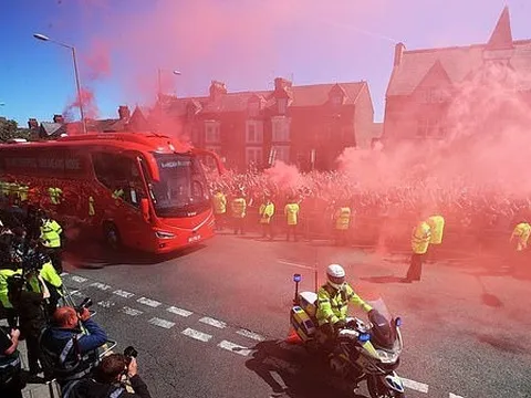Chưa vô địch, fan Liverpool đã thả bom khói đỏ trời