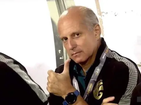 '2 hậu vệ kèm cặp Abraham hoàn toàn không có cơ hội'