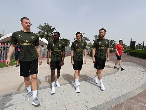Ozil cười thả ga ngồi xe bus hai tầng dạo phố phường Dubai