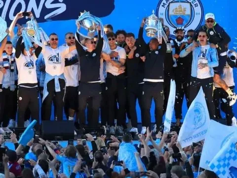 Dàn sao Man City cùng cổ động viên ăn mừng tưng bừng trên phố