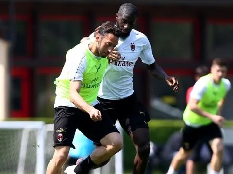 Dàn sao AC Milan tươi cười trước trận quyết đấu giành vé dự C1