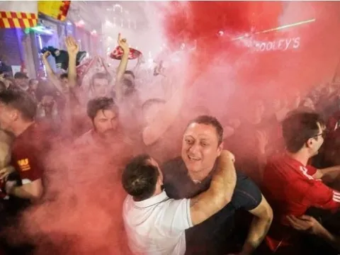 Cổ động viên Liverpool "quẩy" banh nóc sau chức vô địch C1
