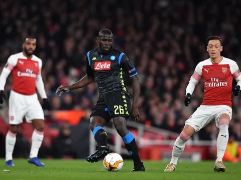 Fan Man Utd: "Phil Jones hóa trang thành Koulibaly đó"