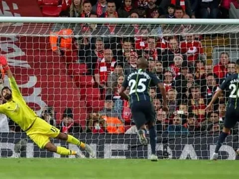3 lần đối thủ dâng điểm cho Liverpool: Bom tấn thử sút pen và cái kết đắng!