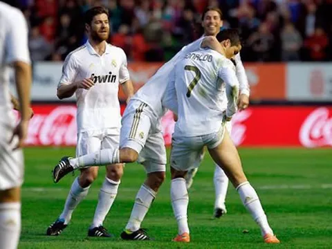 10 cặp giò 'khủng' nhất làng túc cầu: Người khổng lồ Xanh và CR7