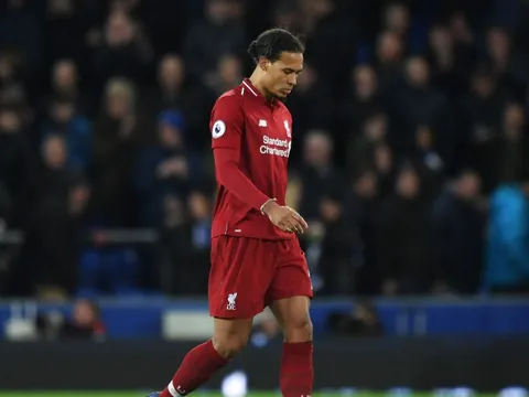 10 khoảnh khắc ấn tượng nhất vòng 29 Premier League: Sự bất lực của Van Dijk