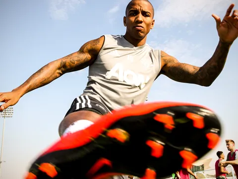 10 khoảnh khắc đáng nhớ của Young tại MU: Bay giữa ngân hà; hủy diệt Arsenal