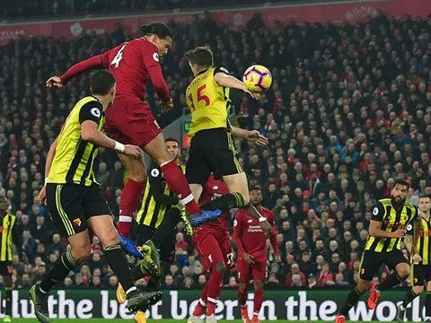 Hàng thủ Watford đứng hình trước "quái thú" cao 1m93