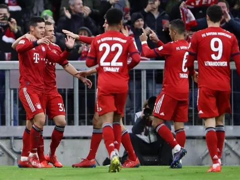 Đánh tennis trên sân nhà, Bayern trở lại ngôi đầu bảng