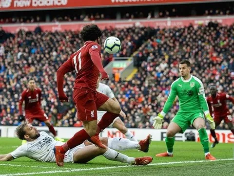 Salah lạc lõng giữa hàng công Liverpool?