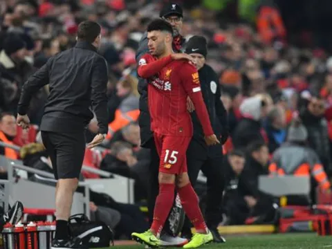 Bị thay ra, Oxlade-Chamberlain có hành động "ngỗ ngược" với Klopp