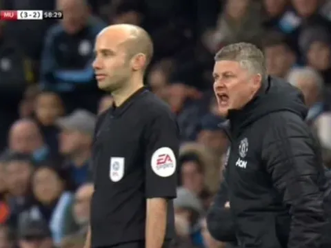 CHOÁNG! Có Bruno Fernandes, Ole mắng té tát "số 10 thảm họa" ngay trên sân