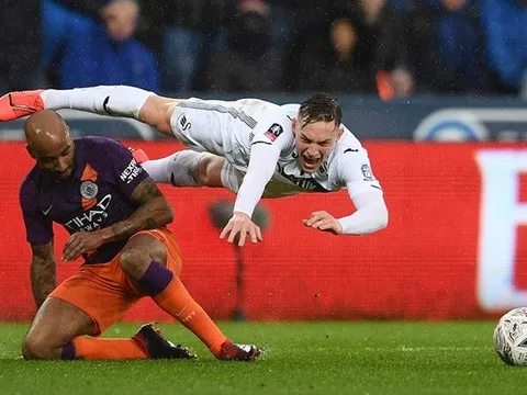 Man City khởi đầu thảm họa với Swansea sau pha bóng này