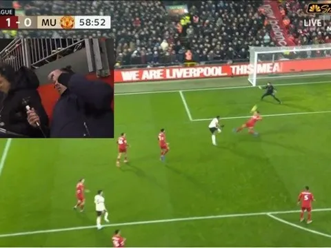 Vì Martial, Neville tung nắm đấm trước mặt Carragher