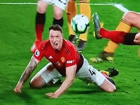 10 tình huống Phil Jones trở thành cảm hứng 'meme' trong màu áo M.U (P2)