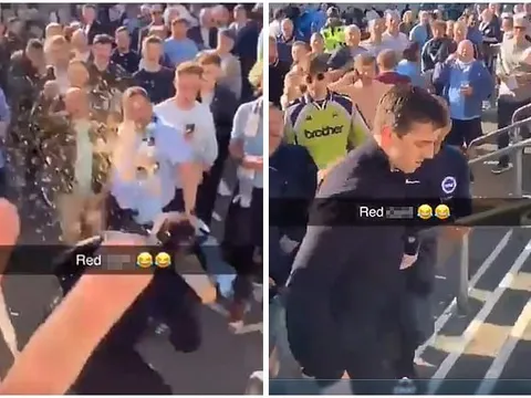 Nóng! Fan Man City tấn công Gary Neville trong ngày PL hạ màn