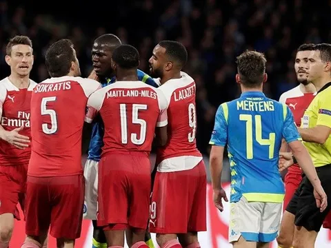 3 cầu thủ Arsenal ngăn chặn Koulibaly "nổi điên"