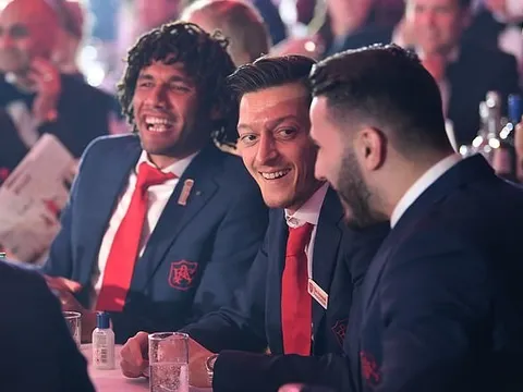 Mất vé Champions League tới nơi, dàn sao Arsenal vẫn cười toe toét