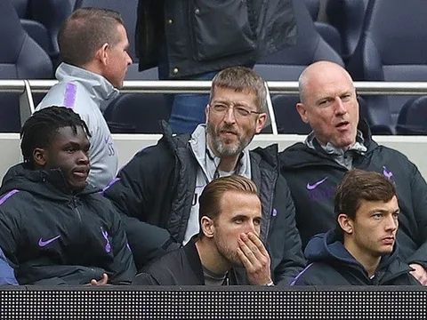 Harry Kane không tin vào mắt mình khi Tottenham thua sốc ở vòng 36 EPL